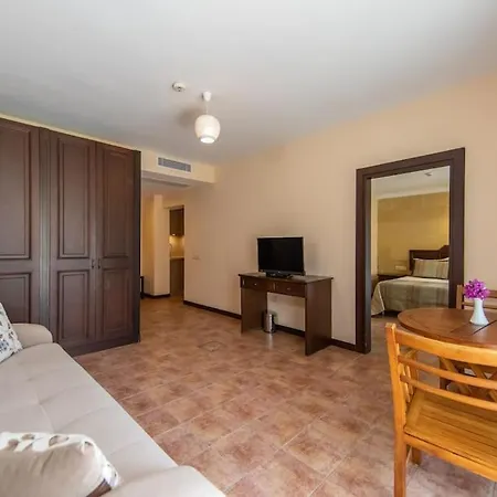 Sleeps 2, Shared Pool - Awz 304, 3 Бодрум
